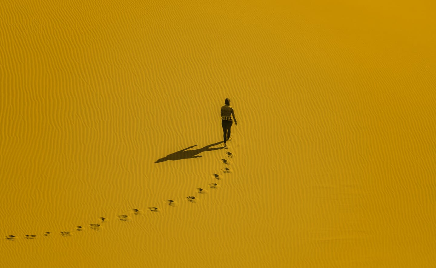 Illustratie van een vrouw die door de woestijn loopt - symbool voor persoonlijke groei